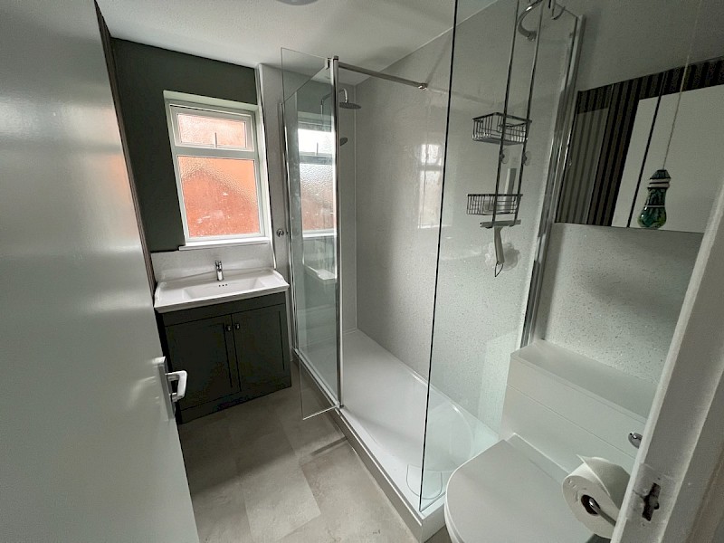 modern bathroom featuring a toilet, sink, and bathtub, showcasing installation and renovation details