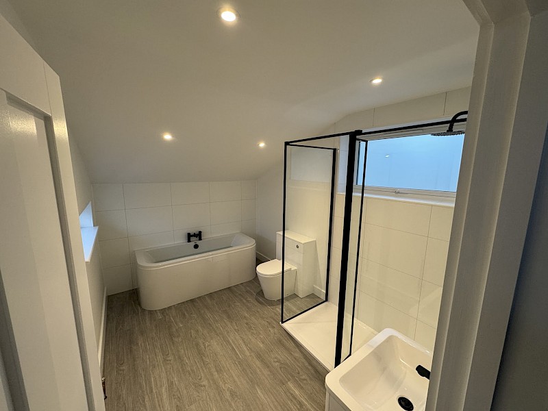Clean, modern bathroom with walk in shower. Bathroom Fitters in Leighton Buzzard, Milton Keynes, Bletchley, Dunstable, Luton, Bedfordshire